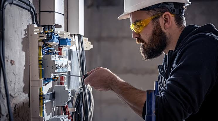 What Should Homeowners Look for When Choosing an Electrical Contractor in Perth?